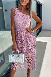 Vestido midi de encaje de crochet con un solo hombro